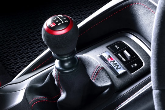 Toyota làm hộp số sàn giả lập cho xe điện: Có cần số, chân côn, 'biết' chết máy