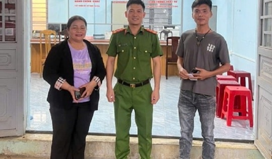 Công an Lâm Đồng giúp hai người dân nhận lại hơn nửa tỷ đồng chuyển khoản nhầm