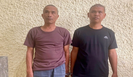 Nhét phong bì vào xe ô tô của công an để xin 'không khởi tố', hai đối tượng bắt vì đưa hối lộ