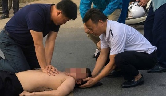 Trên đường đi làm về gặp người bất tỉnh bên đường, các y bác sĩ lao vào cấp cứu 
