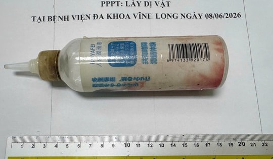 Chai nhựa dài 20cm mắc sâu trong trực tràng sau hành động tự xử của người đàn ông