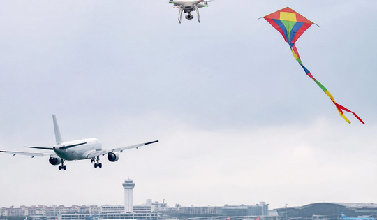 Drone, diều xuất hiện gần sân bay, hàng chục chuyến bay phải dừng chờ