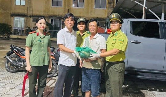 Nhặt chiếc túi giữa đường, người đàn ông bất ngờ phát hiện động vật quý hiếm