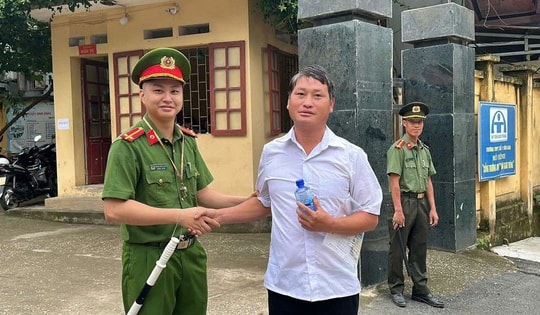 Bí thư Chi bộ 36 tuổi dự thi tốt nghiệp THPT cùng học sinh ở Lào Cai