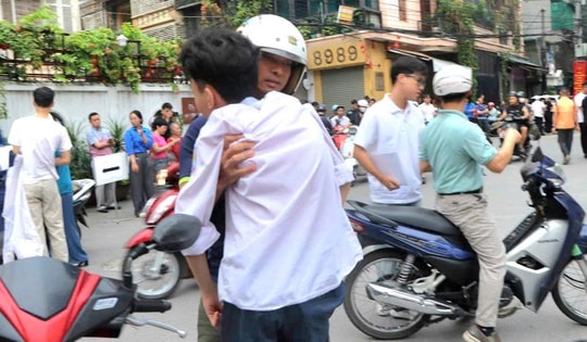 Người cha 18 năm làm đôi chân cho con, người bà 80 tuổi và những người thân thấp thỏm chờ sĩ tử thi tốt nghiệp THPT
