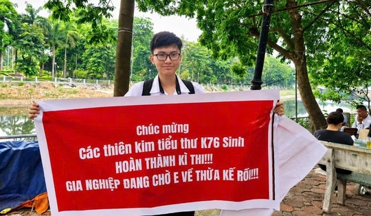 Không phải thi tốt nghiệp, nam sinh đạt giải Nhất quốc gia môn Sinh học làm băng rôn đến điểm thi cổ vũ sĩ tử