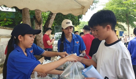 Ấm lòng những suất cơm tiếp sức sĩ tử vượt vũ môn