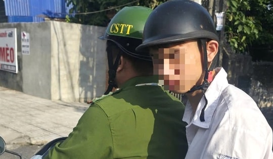 Một thí sinh Hải Phòng được lực lượng công an hỗ trợ đưa đến điểm thi đúng giờ