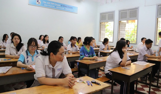 Hơn 500 thí sinh vắng thi môn Ngữ văn tại TPHCM, một thí sinh phải nhập viện cấp cứu