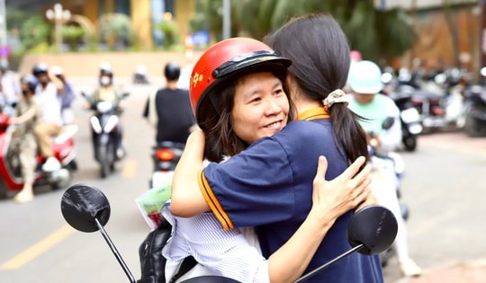 Gửi trọn niềm tin qua những cái ôm nơi cổng trường thi tốt nghiệp THPT 2026