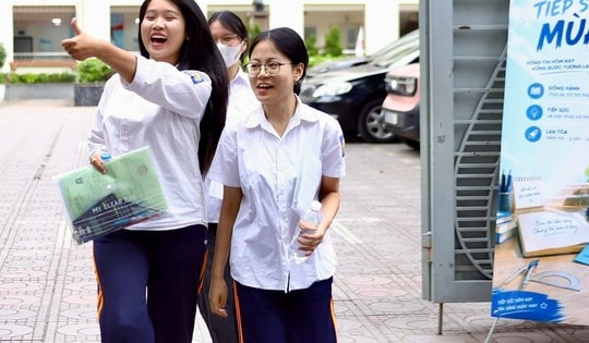 Sĩ tử rạng rỡ rời trường thi môn Toán vì làm bài như ý