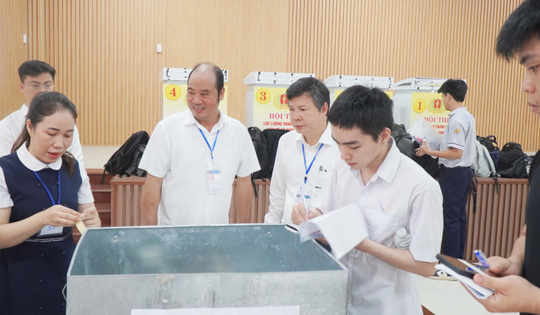 Huế bố trí điểm giữ điện thoại cho thí sinh, 100% học sinh lớp 12 dự thi môn Ngữ văn
