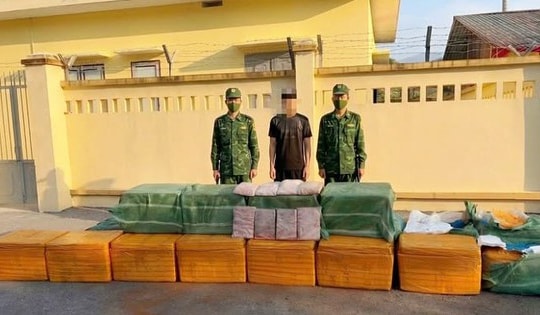Ngụy trang gần nửa tấn tràng lợn đông lạnh trong bao dứa chuẩn bị 'vượt biên' vào đất liền