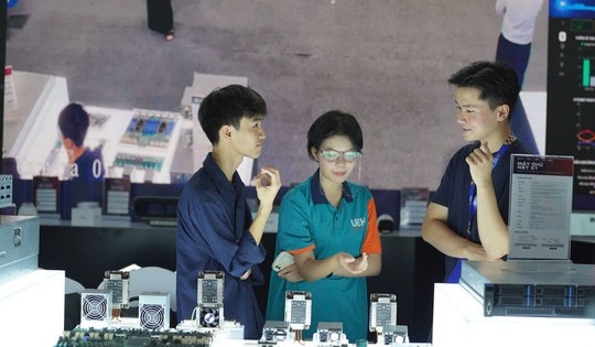 Du khách hào hứng trải nghiệm công nghệ số của ngành công an tại TP Hồ Chí Minh