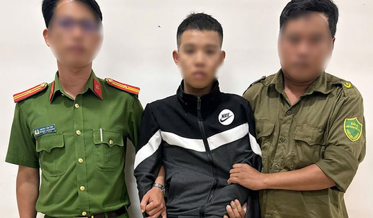 Tạm giữ Đỗ Văn Tĩnh chém cha ruột, ném chai xăng cháy vào lực lượng công an
