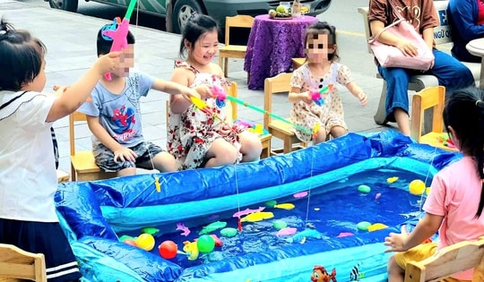 Áo phao, bể bơi di động thành mặt hàng 'hot' trong dịp hè