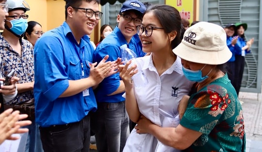 Cha mẹ đồng hành cùng sĩ tử: 'Điểm số không quan trọng bằng việc con trưởng thành'