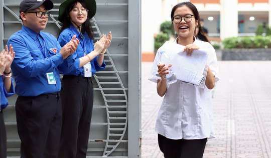 Sau môn thi cuối cùng, sinh viên tình nguyện gửi lời động viên tới hàng nghìn sĩ tử