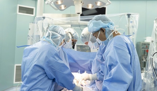 Khối lồi sau tai đập theo nhịp tim, bác sĩ cảnh báo dấu hiệu bệnh nguy hiểm