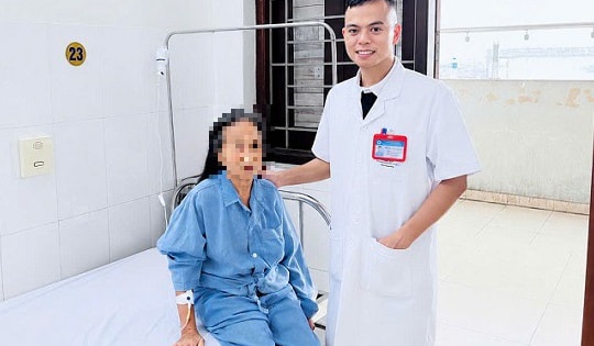 Uống thuốc nam hơn 10 năm, cụ bà mang khối sỏi thận khổng lồ như ‘củ gừng’