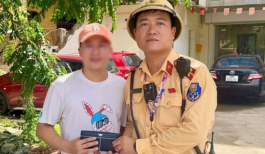 Hà Nội: Đánh rơi ví tiền gần 30 triệu, bất ngờ nhận lại sau chưa đầy 2 giờ
