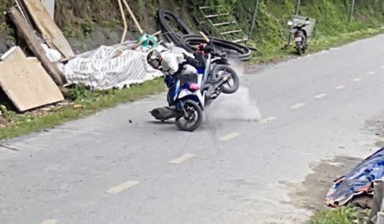 Thót tim khoảnh khắc đá lở từ vách núi rơi trúng người đang đi xe máy