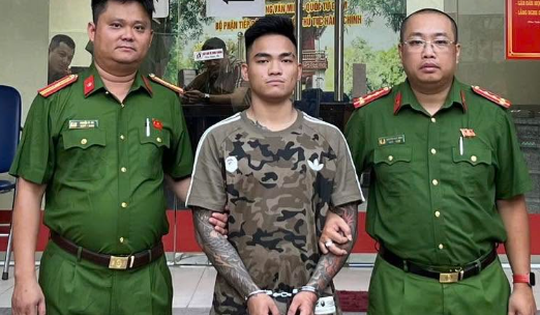 Hà Nội: Nam thanh niên cầm điếu cày đánh người giữa phố bị bắt