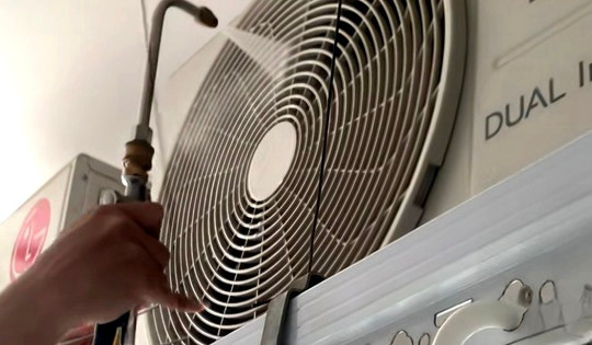Vệ sinh điều hòa mùa cao điểm, thợ làm không xuể, khách 'mòn mỏi' chờ lịch