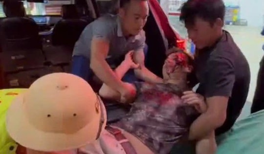 CSGT Nghệ An kịp thời mở đường đưa nam thanh niên chấn thương nặng đi cấp cứu trong đêm