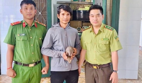 Người đàn ông bàn giao con vật quý hiếm có nguy cơ tuyệt chủng