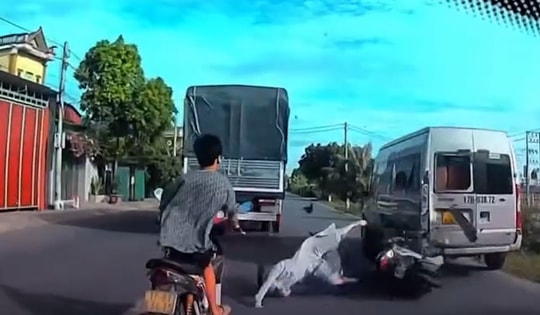 Xe máy tông thẳng vào đuôi xe khách đang đỗ ven đường tại Hưng Yên, 2 người tử vong
