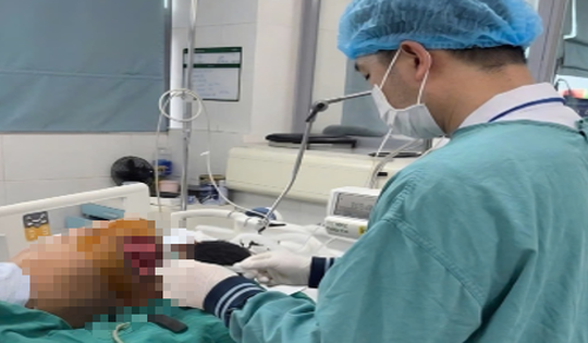 Sau 3 tháng nằm ICU do biến chứng sản khoa, người mẹ trẻ bật khóc khi được ôm con trong tay
