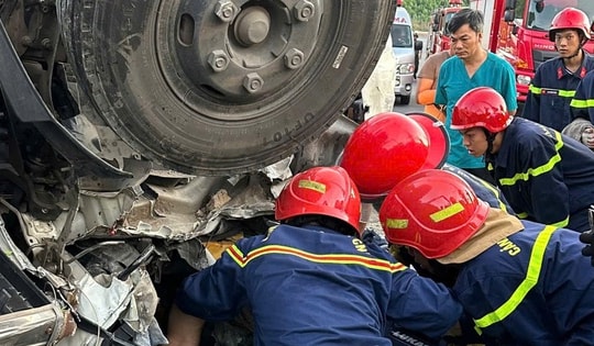 Video giải cứu tài xế mắc kẹt sau vụ tai nạn trên cao tốc La Sơn - Hòa Liên