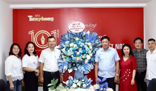 Thứ trưởng Bộ Y tế Đỗ Xuân Tuyên chúc mừng Báo Tiền Phong nhân dịp 101 năm Ngày Báo chí Cách mạng Việt Nam