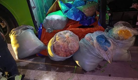 Phát hiện gần 500kg mỡ lợn bốc mùi thối đang trên đường đi tiêu thụ