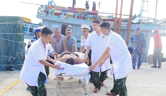 Cấp cứu kịp thời một ngư dân bị dây kéo lưới cắt đứt cẳng chân và rơi xuống biển