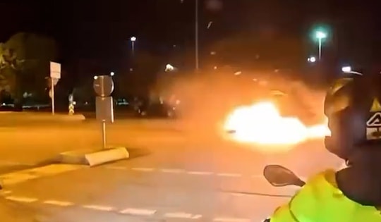 Ô tô lao như bay, phát nổ văng xa hàng trăm mét khi đâm vào xe khác