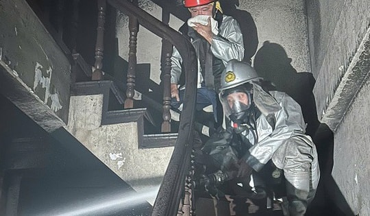 Cháy nhà dân lúc 4h sáng ở Hà Nội, cảnh sát lao vào giải cứu 2 người mắc kẹt