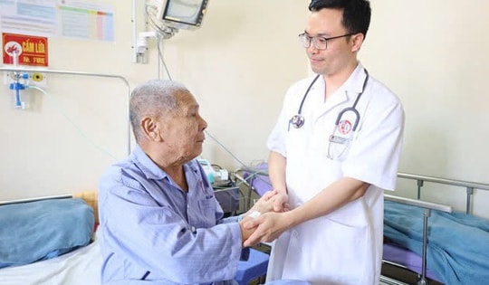 Cụ ông 99 tuổi được cứu sống nhờ can thiệp đặt 2 stent mạch vành