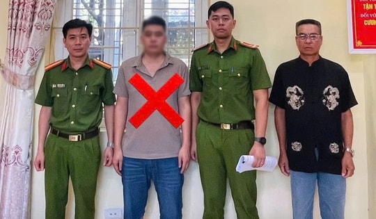 Khởi tố tài xế dùng bằng lái giả chở khách