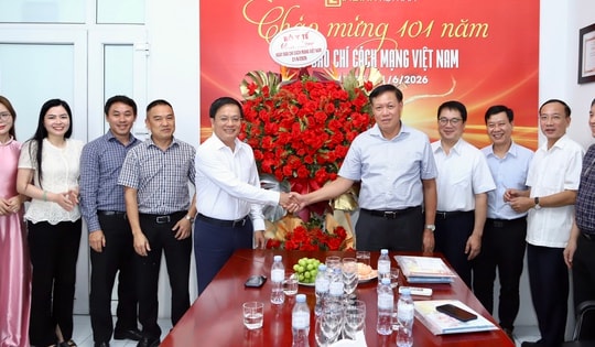 Thứ trưởng Bộ Y tế Đỗ Xuân Tuyên chúc mừng Tạp chí Gia đình Việt Nam nhân dịp 101 năm Ngày Báo chí Cách mạng Việt Nam