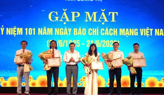 Phóng viên Báo Sức khỏe và Đời sống nhận Bằng khen của Chủ tịch UBND tỉnh Quảng Trị