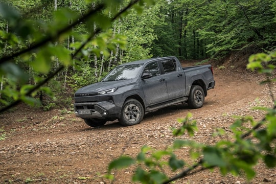 Bán tải thuần điện Toyota Hilux BEV lộ thông số gây thất vọng về tầm hoạt động