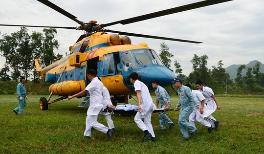 Không quân 916 diễn tập đưa nạn nhân rời nóc nhà cao tầng bằng trực thăng