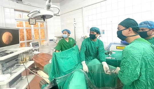 Đau lưng, tiểu buốt, bé trai 8 tuổi được phát hiện mắc bệnh ít gặp
