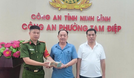 Đi làm sáng sớm, người đàn ông nhặt được nửa tỷ đồng trong chiếc cặp màu tím