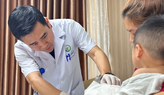 Máy dập nắp cốc nhựa khiến bé trai 22 tháng tuổi gần đứt rời bàn tay