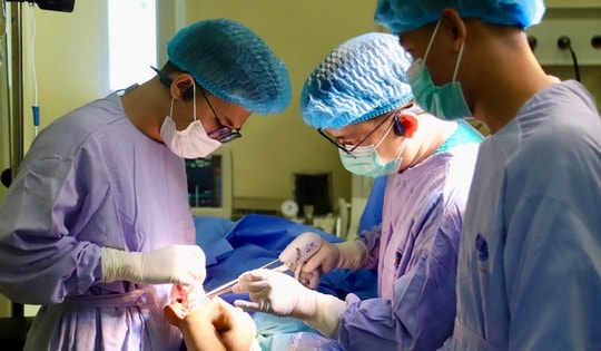 Bước tiến mới trong điều trị ung thư xương trẻ em: Thay khớp tăng trưởng nhân tạo cho bệnh nhi 6 tuổi