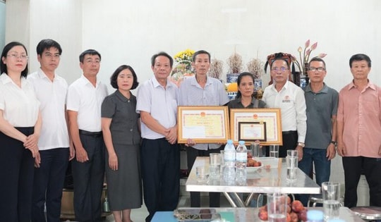 Trao bằng khen cho cá nhân, gia đình có nghĩa cử hiến tạng cứu người