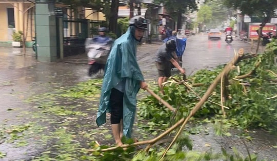Dông lốc làm 1 người bị thương, nhiều nhà dân tốc mái ở Huế